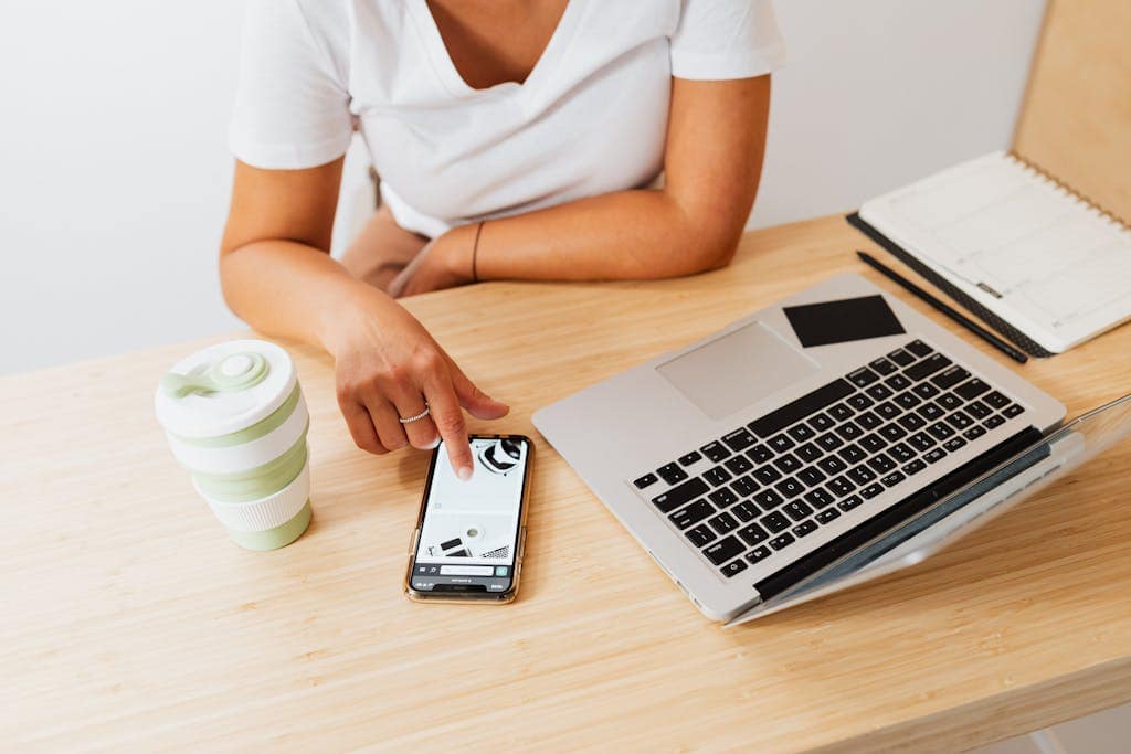 Aufgeräumter Arbeitsplatz mit Laptop und wenig Ablenkung